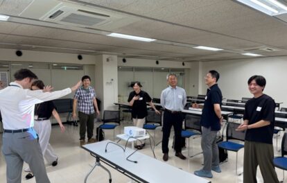 講師の前でダイバーシティマインドについてセッションする図