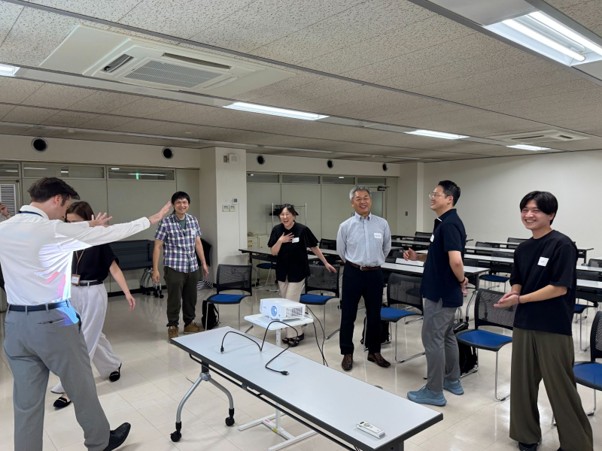 講師の前でダイバーシティマインドについてセッションする図