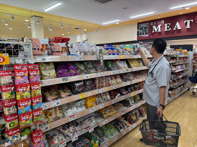 スーパーで買い出しをする参加者