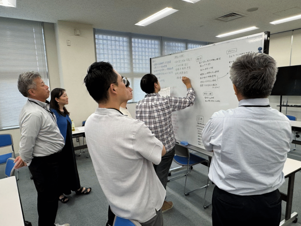 気づきをホワイトボードにまとめる参加者