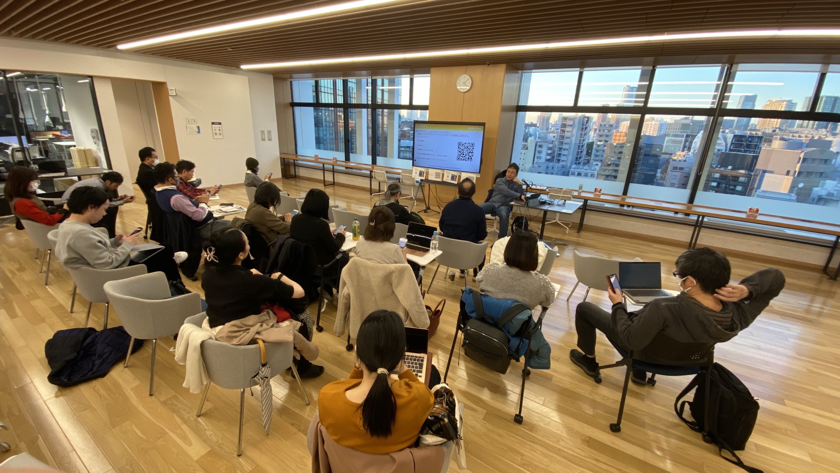 AIを使って思いを形にするセミナーの模様 満員の受講者が熱心にメモを取る様子